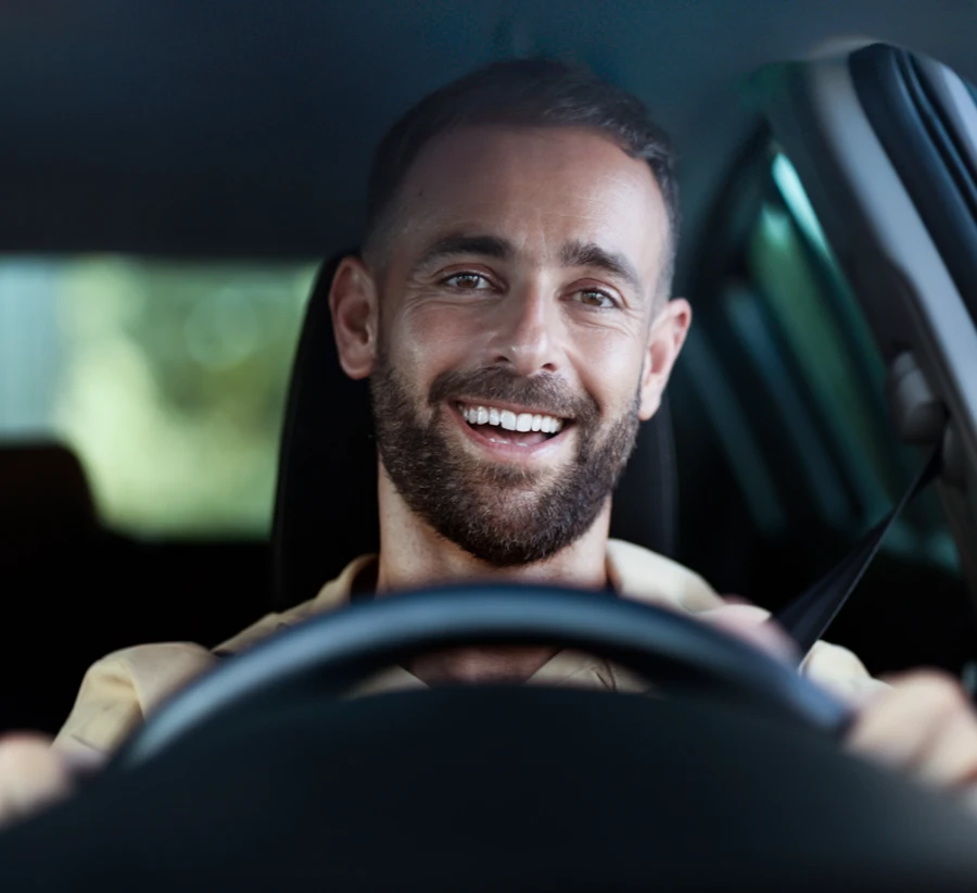 Motoristas sorridentes dirigindo carros, simbolizando segurança, conforto e confiança na locação de veículos.